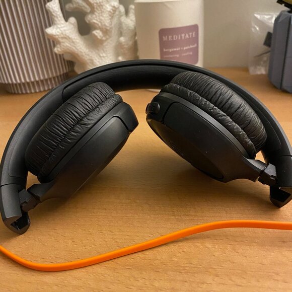 JBL Tune 510BT and USB-C Charging Cable - Picture 4 of 4